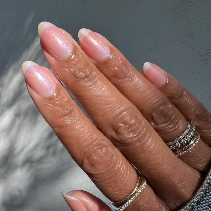 The Golden Effect Top Coat on natural nails adding a subtle golden shimmer for a luminous long-lasting manicure look