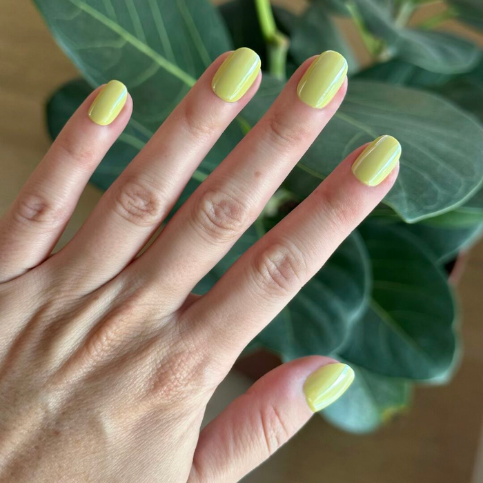Citrus Chrome - Press-On | Extra Short | Round press-on nails in bright yellow with shimmery chrome finish for at-home mani