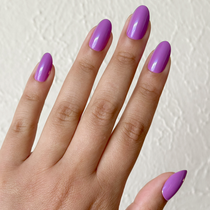 Petal Shimmer - Press-On | Medium | Oval false nails in shimmering pinky purple for easy at-home manicure application