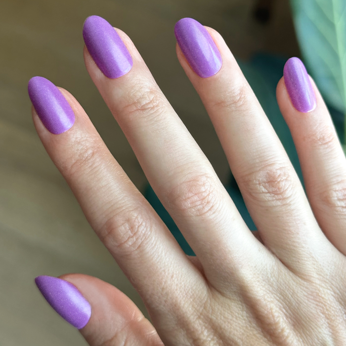 Petal Shimmer - Press-On | Medium | Oval nails in shimmering pinky purple for a quick at-home manicure look