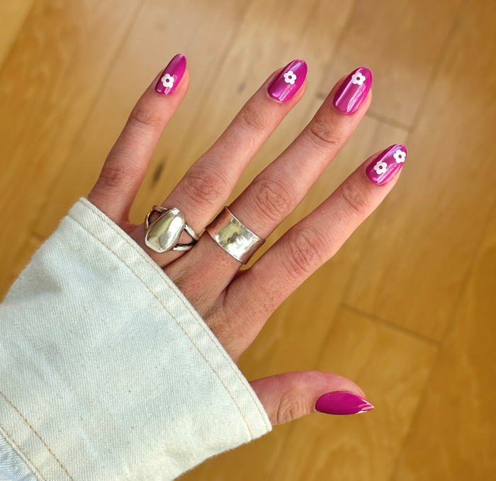 Sparkle Floral - Press-On | Medium | Oval nails with shiny pink polish and small white flower details for a fresh mani look