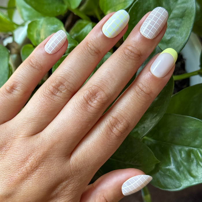 Tennis Vibes Mixed Pack - Press-On | Short | Round featuring white grid patterns and soft yellow tips for an easy at-home mani